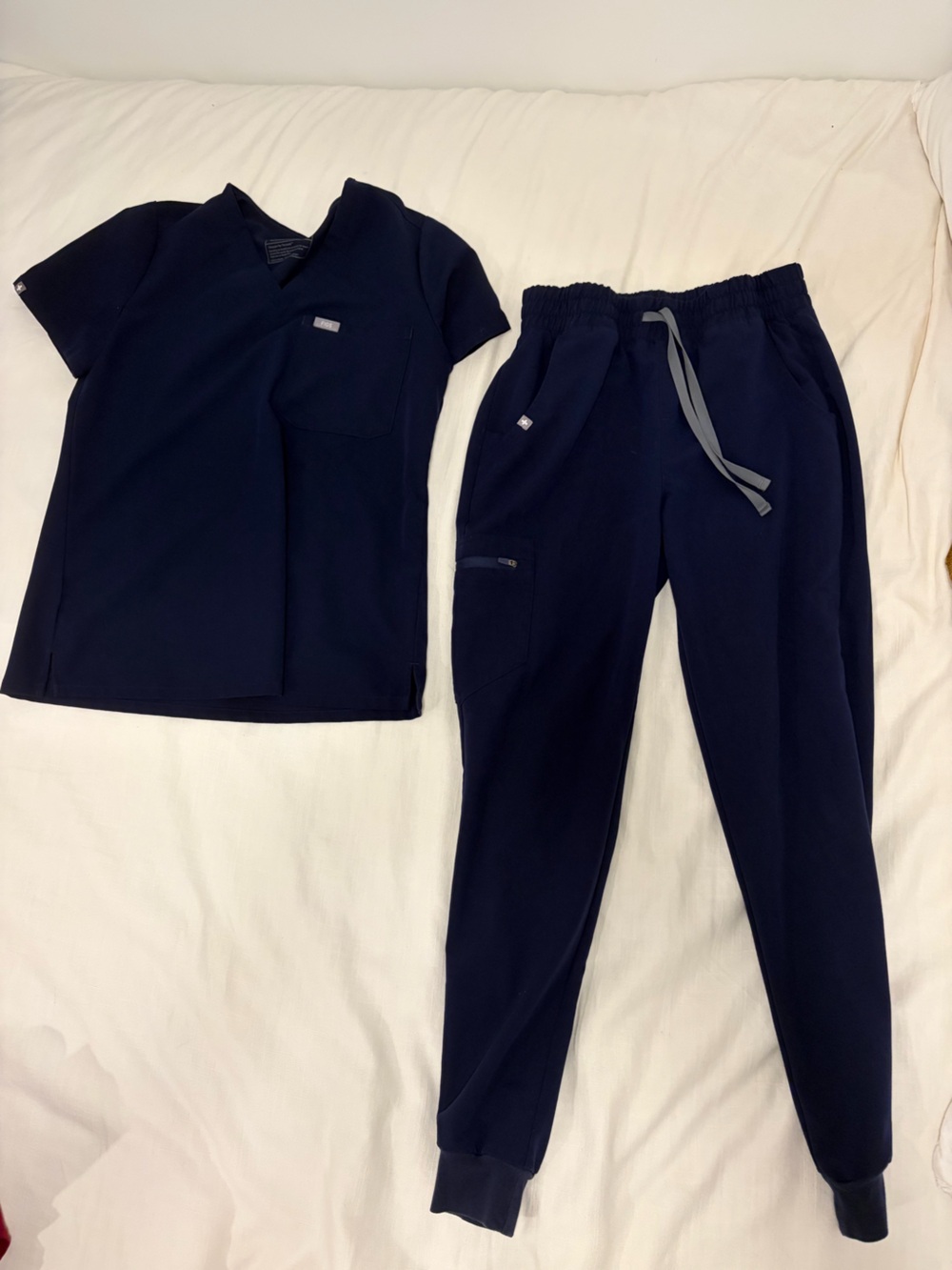 FIGS Women’s Navy Scrub Set